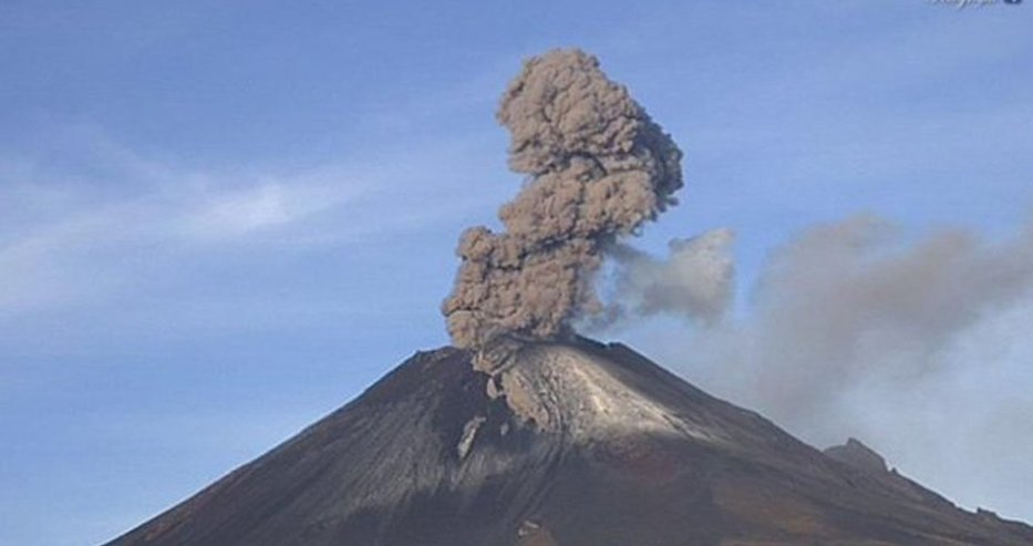 Мощна експлозия на вулкана Попокатепетъл озари небето в Мексико (ВИДЕО)