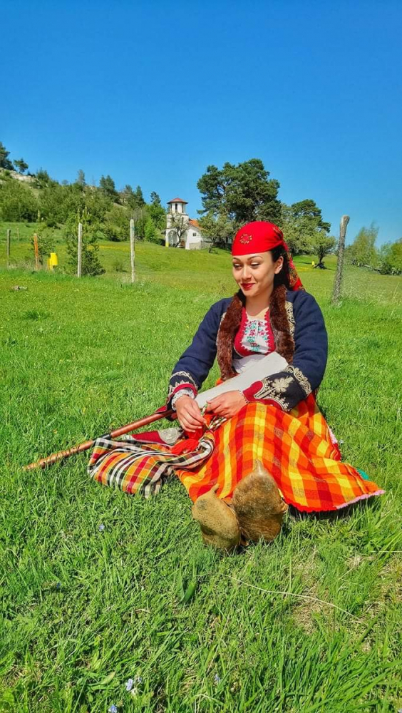 Очарователна българка взе акъла на китайците с гайда, красота и носия (СНИМКИ)