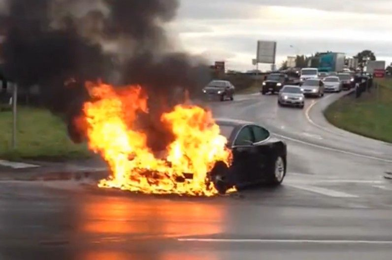 В две нови тежки катастрофи на Tesla шофьорите им загинаха по ужасяващ начин   