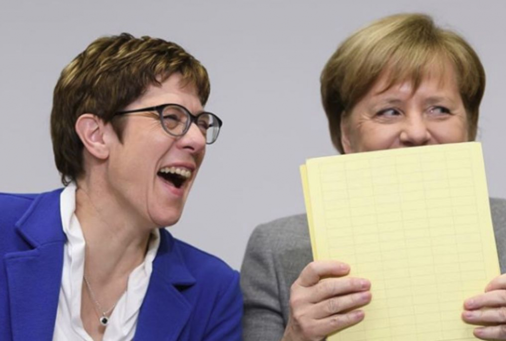 Наследничката на Меркел пусна плоска шегичка за тоалетните за третополовите, джендърите я разкъсаха 