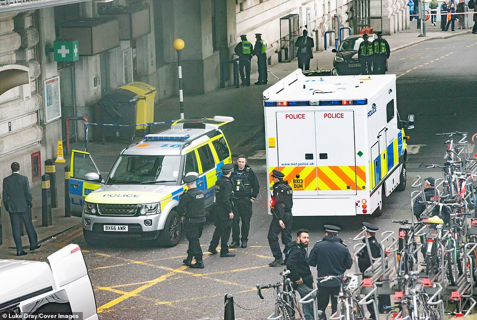 Подробности за бомбите, изпратени до летища и гара в Лондон (СНИМКИ)