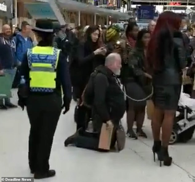 Чернокожа строга господарка влачи на синджир възрастен бял мъж в центъра на Лондон (СНИМКИ/ВИДЕО 18+)