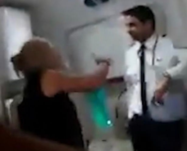 Невиждан цирк в самолет! Руса адвокатка изпи три бутилки вино, наплю стюард в лицето и избухна: Шиб*ни индийски крадци! (СНИМКИ)