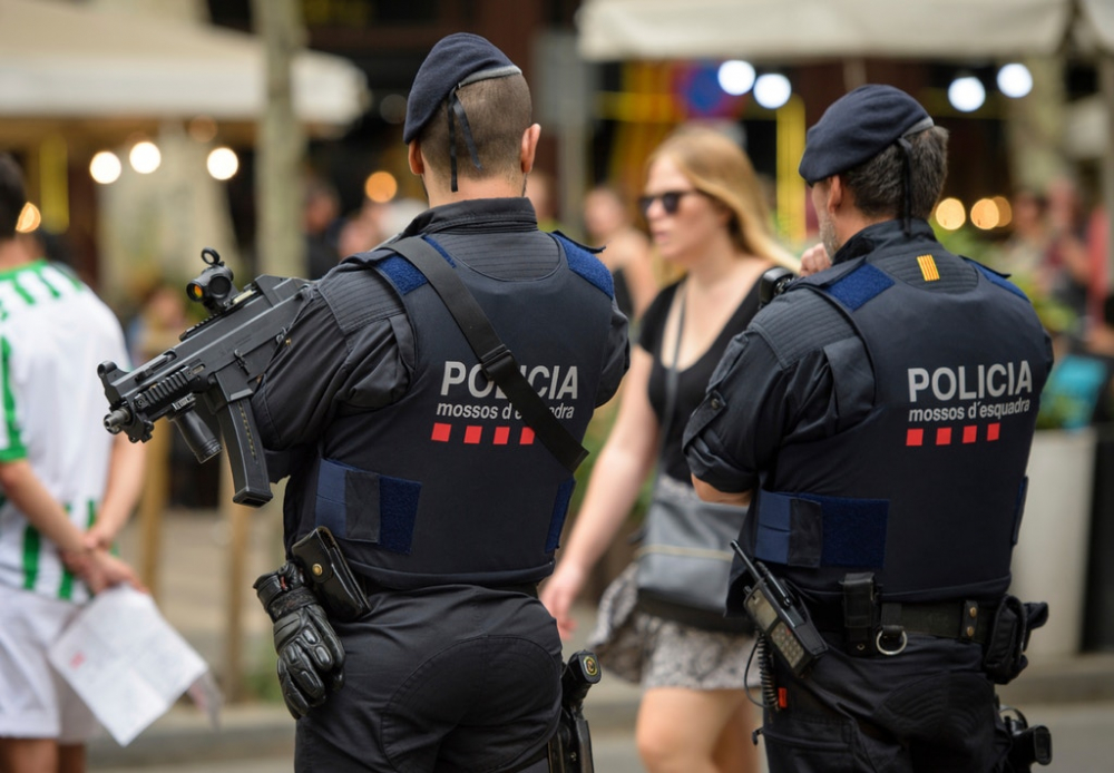 Паника в Барселона: Луд вилнее с нож, иска да ръга полицаи
