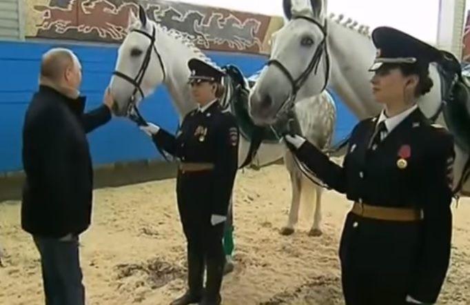 Путин оседла кон и пожела на младите полицайки за 8-ми март да имат... (ВИДЕО)