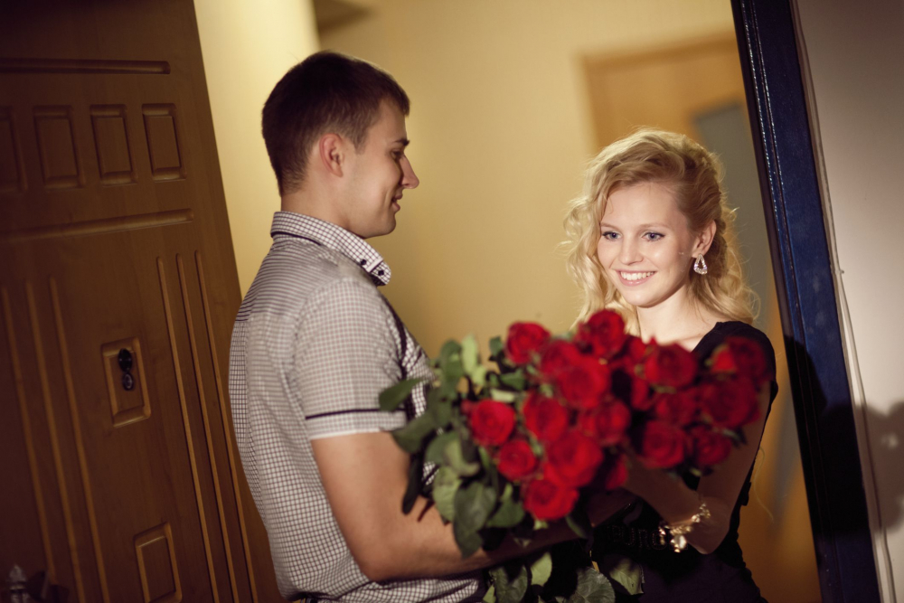 Мъже се предлагат под наем за 8-ми март заедно с огромен букет от рози 