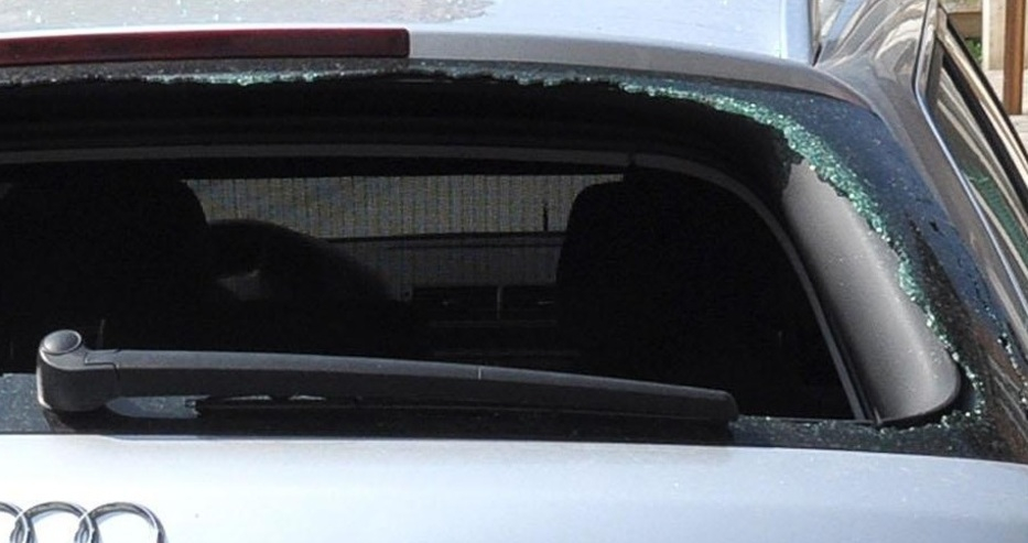 Гняв! Варненец разби стъклото на колата на шефа си, защото не му осигурил работа