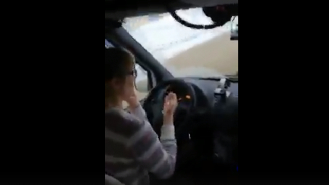 ВИДЕО: Момиче, каращо маршрутка, шофира с лактите си и говори по телефона