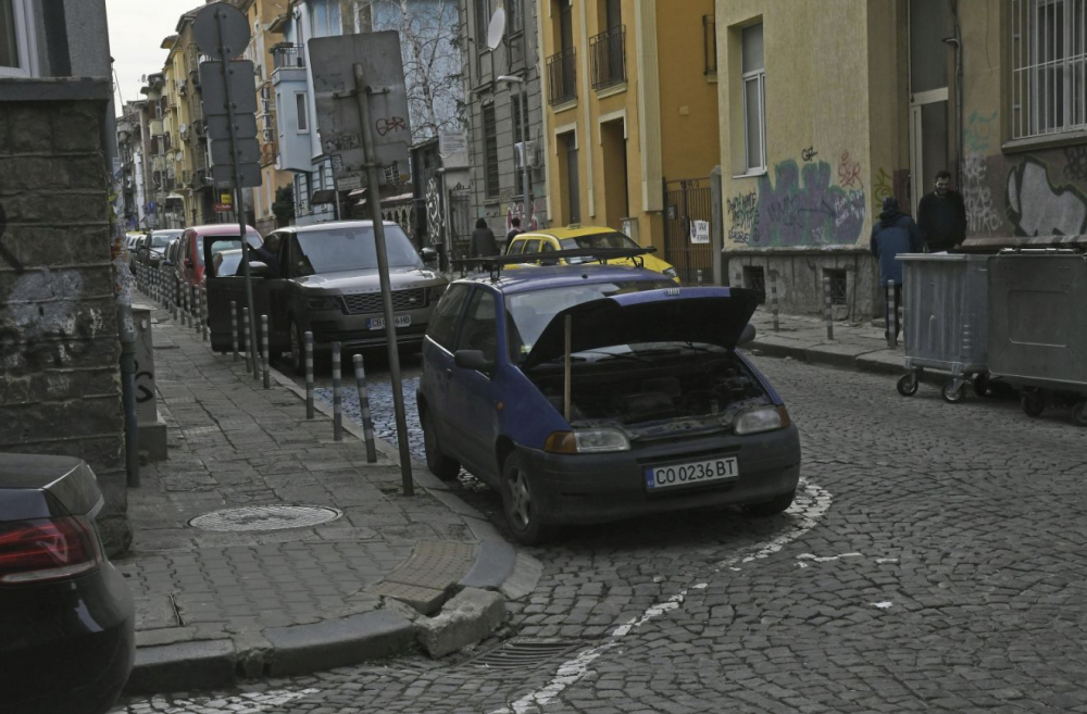 Тарикати измислиха как да паркират без пари по софийските улици (СНИМКИ)