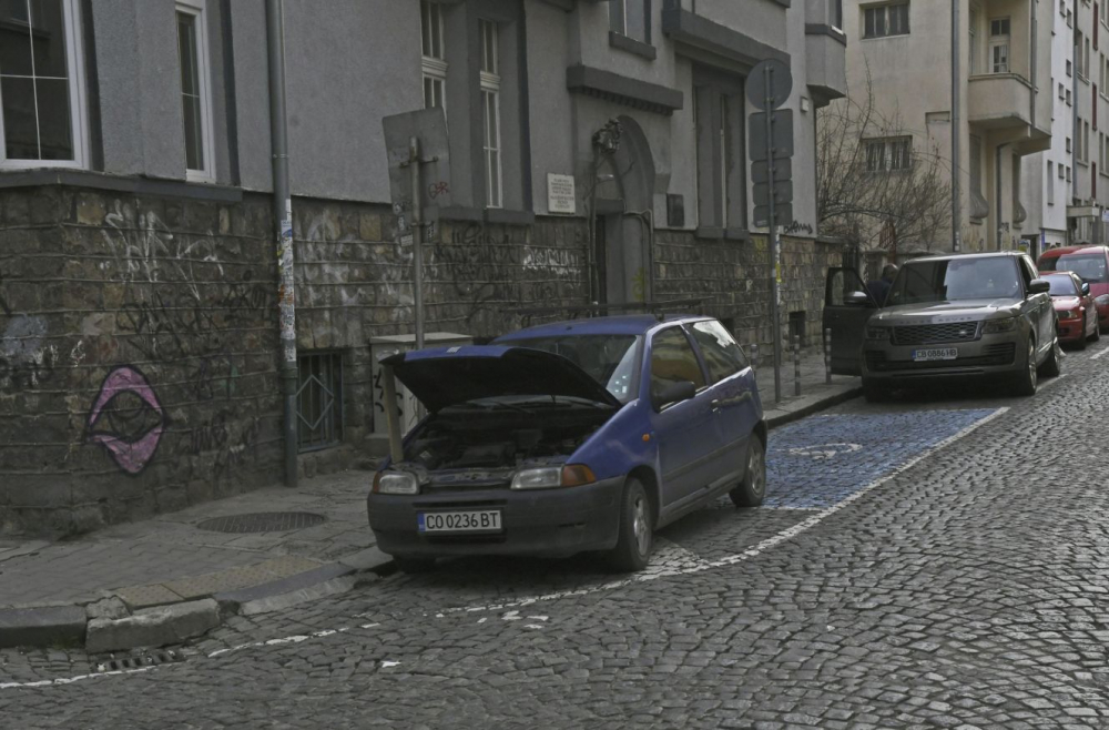 Тарикати измислиха как да паркират без пари по софийските улици (СНИМКИ)