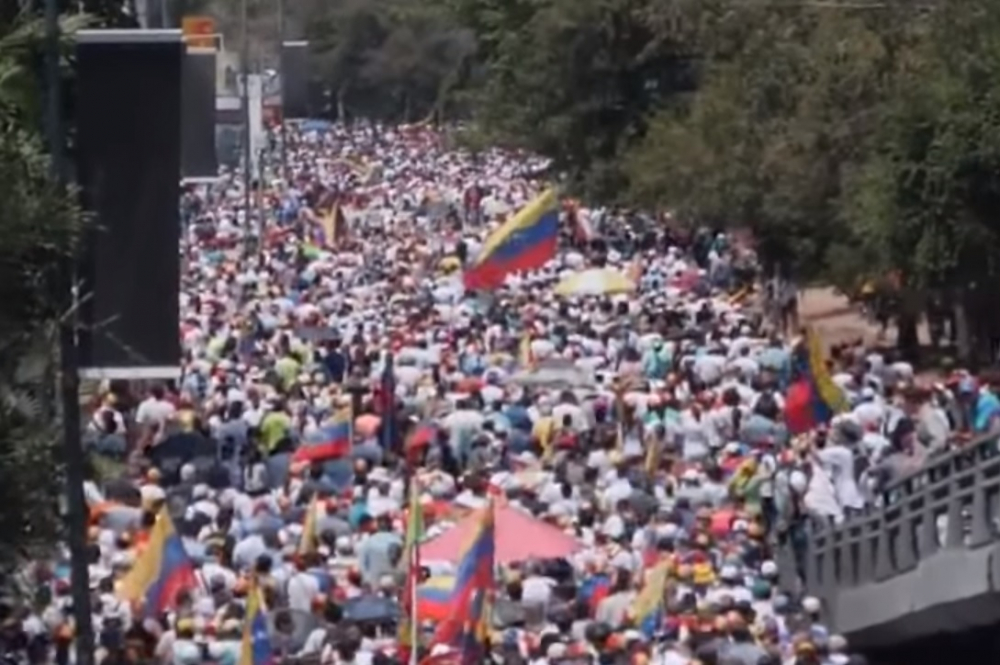 Във Венецуела привържениците на Мадуро и Гуайдо се завърнаха на улиците (ВИДЕО)