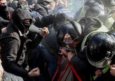 Кървави сблъсъци на предизборна проява на Порошенко (СНИМКИ)