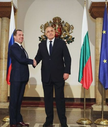 Психолог разнищи какво се крие зад жестовете, които си размениха Борисов и Медведев (СНИМКИ)