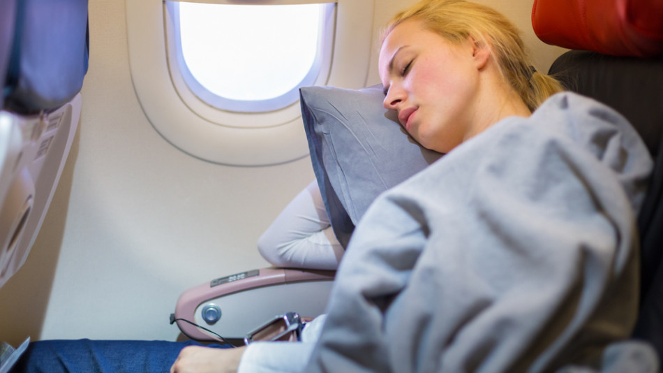 Няколко хитри трика за гарантирано заспиване в самолета
