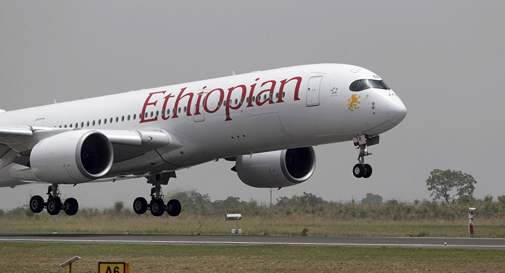 Първи ужасяващи СНИМКИ от мястото, където се разби самолетът на Ethiopian Airlines