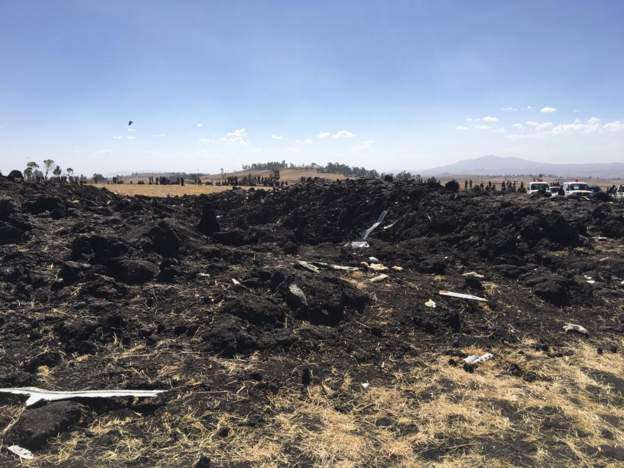 Първи ужасяващи СНИМКИ от мястото, където се разби самолетът на Ethiopian Airlines