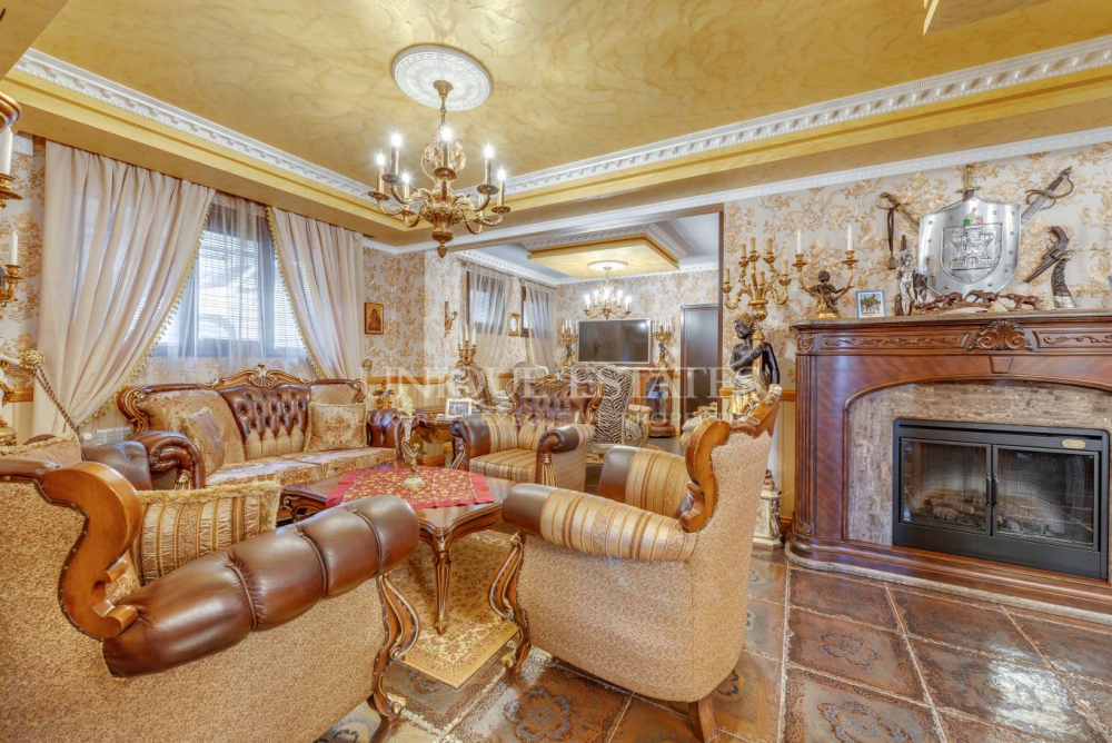 Злато навсякъде и изографисани тавани! Баровска къща в Бояна засенчи харесания от "Ню Йорк таймс" палат