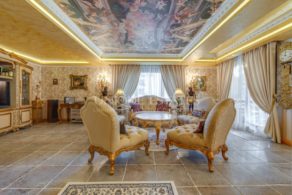 Злато навсякъде и изографисани тавани! Баровска къща в Бояна засенчи харесания от "Ню Йорк таймс" палат