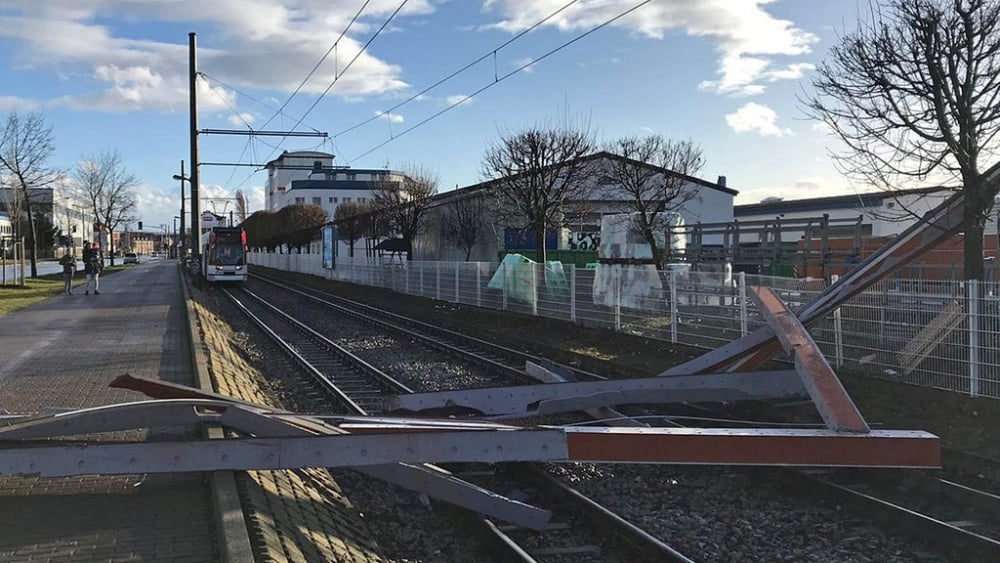 Ураган вилнее в Германия, отнася дървета и покриви на къщи, спират движението на влакове (СНИМКИ/ВИДЕО)