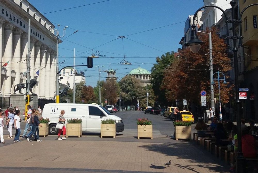 СНИМКА на захвърлено дамско бельо на „Витошка“ събра очите на столичани – защо ли 