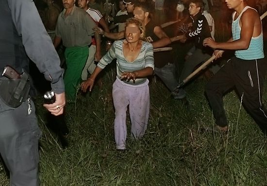 Кошмар в циганската махала на Благоевград: Свирепо пребиха майка и дъщеря