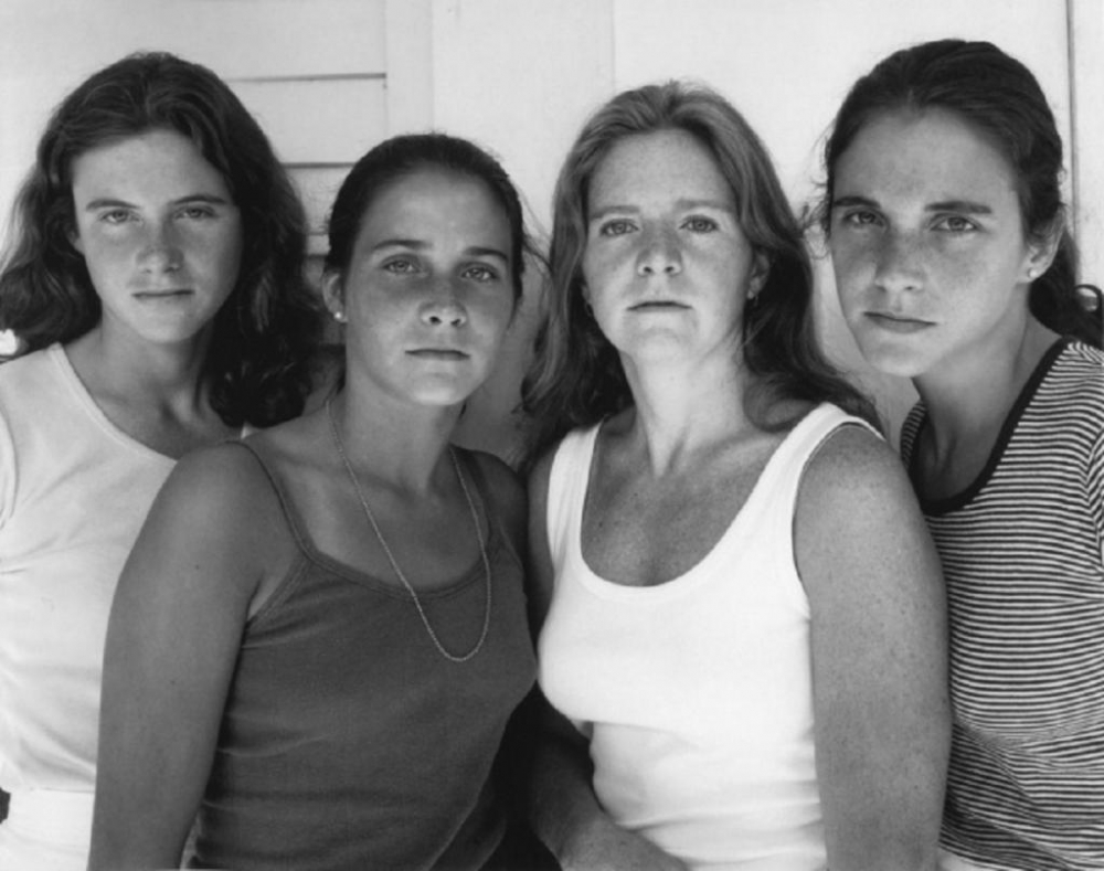 Четири сестри се събираха за една и съща СНИМКА в продължение на 40 години! Ето какво се получи 