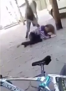 Брутално: 15-годишна габровка смля от бой съученичка - рита я в главата, повали я на земята, а после... (СНИМКИ/ВИДЕО 18+)