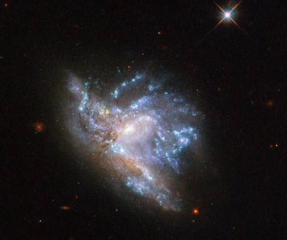 Уникални СНИМКИ на сблъсък между две галактики в съзвездие Херкулес показа НАСА  