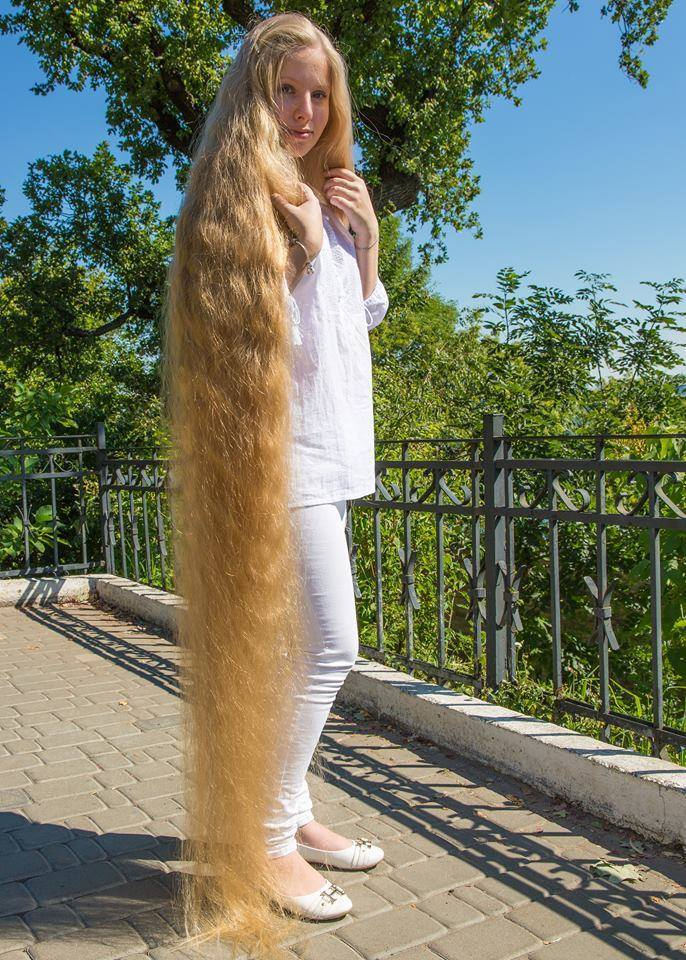 Като Рапунцел! Естествено русо момиче постави рекорд за тийнейджърка с най-дълга коса (СНИМКИ/ВИДЕО)