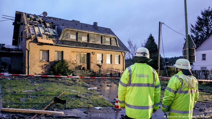 Адът слеза в Германия! Торнадо удари Рьотген (СНИМКИ/ВИДЕО)