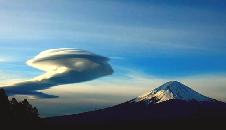 Невероятен облак бе заснет над вулкана Фуджияма, още спорят дали не е НЛО (ВИДЕО)