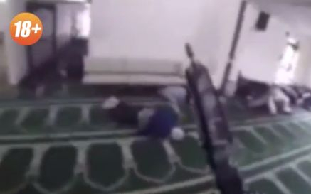 Ужасяващо ВИДЕО 18+ от касапницата в джамията, килърът снима как разстрелва десетки мюсюлмани 