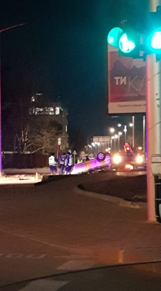 Зрелищна катастрофа във Варна! Кола навири колелата, след като... (СНИМКИ)