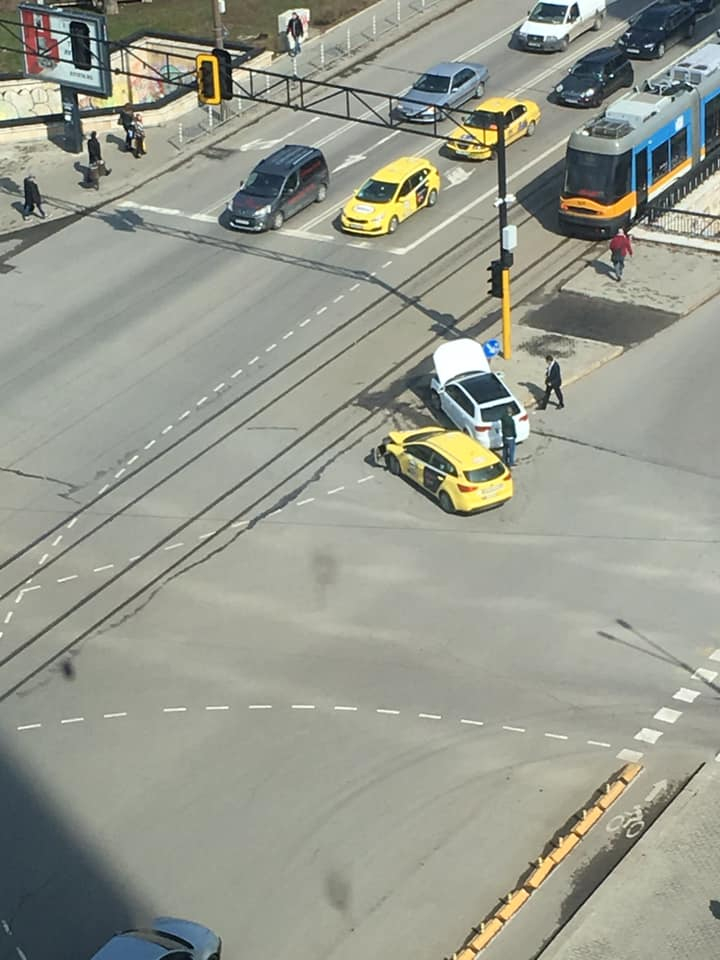 Първо в БЛИЦ! Меле с такси до НДК в София (СНИМКА)