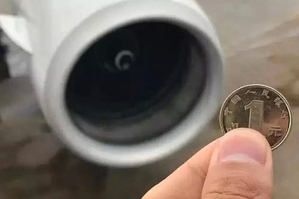 Пътник хвърли монета в двигателя на самолет за късмет, отиде на съд