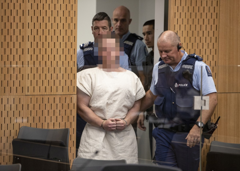Ексклузивни СНИМКИ от съда уловиха странен знак с ръце на кървавия атентатор от Нова Зеландия