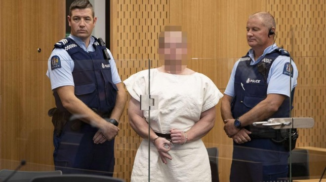 Ексклузивни СНИМКИ от съда уловиха странен знак с ръце на кървавия атентатор от Нова Зеландия