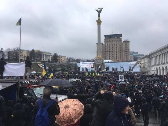 Хиляди украински националисти окупираха президентството, обстрелват полицията с плюшени прасета (СНИМКИ/ВИДЕО)
