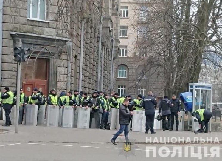 Хиляди украински националисти окупираха президентството, обстрелват полицията с плюшени прасета (СНИМКИ/ВИДЕО)