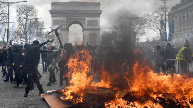 Шок и ужас в Париж! Екшън на протеста на "жълтите жилетки", камъни полетяха по полицията, а после... (СНИМКИ/ВИДЕО)