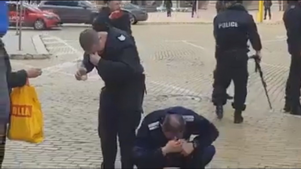 Полицаи се самонапръскаха с лютив спрей в центъра на София (ВИДЕО)