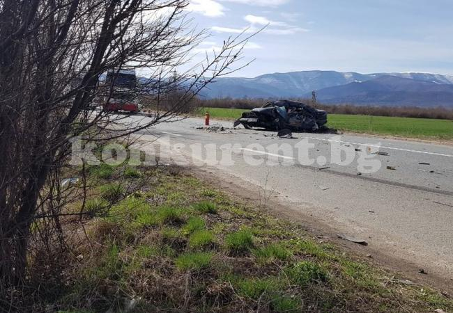 Тир и кола се помляха на отсечката на смъртта край ботевградско село