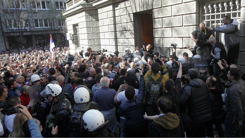 В Белград е страшно! Пред президентството почерня от народ, "жива верига на свободата" държи Вучич в капан (СНИМКИ/ВИДЕО)