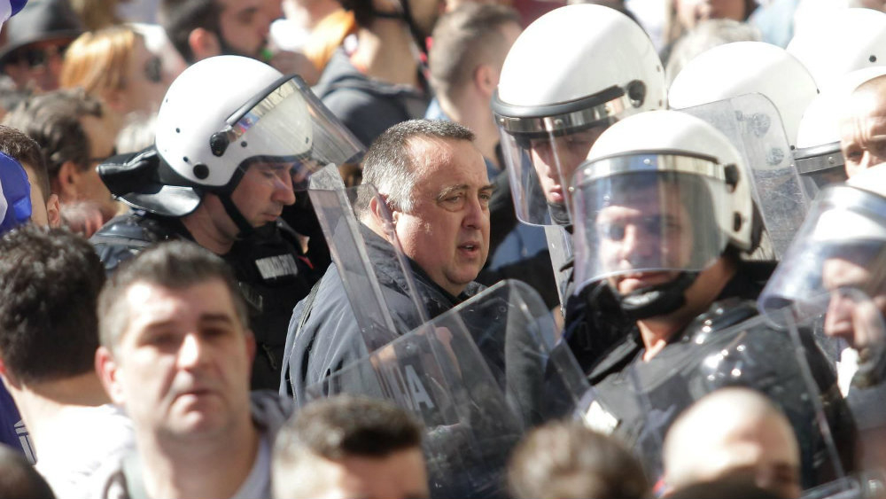 В Белград е страшно! Пред президентството почерня от народ, "жива верига на свободата" държи Вучич в капан (СНИМКИ/ВИДЕО)