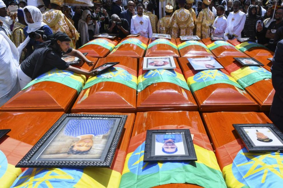 Роднини припадат край ковчезите! Хиляди се събраха да изпратят жертвите от катастрофата на самолета в Етиопия (СНИМКИ)