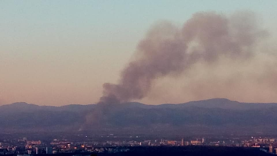 Само в БЛИЦ! Гъсти черни облаци дим изправиха на нотки столичани (СНИМКИ)