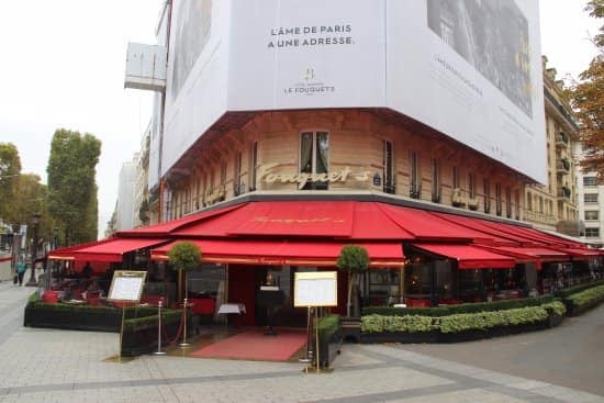 „Жълтите жилетки” в Париж опожариха знаковия ресторант Фуке