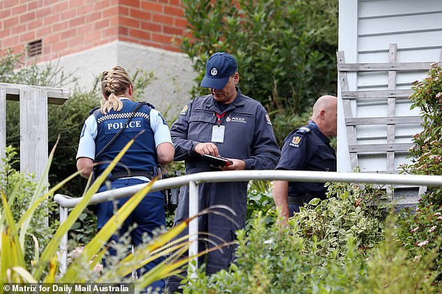Полицията претърси къщата на сестрата на терориста Тарант (СНИМКИ)