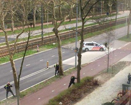 Извънредно от Холандия! Командоси обкръжиха свърталището на терориста в Утрехт, всички джамии сa евакуирани! (СНИМКИ/ВИДЕО)
