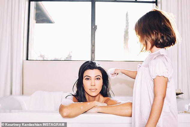 Сестра на Ким Кардашиян се показа чисто гола във ваната (СНИМКА 18+)